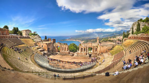 Das griechische Theater von Taormina ist weltberühmt