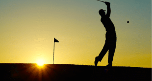 Golfer im Sonnenuntergang