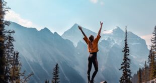 Frau vor einer Berglandschaft