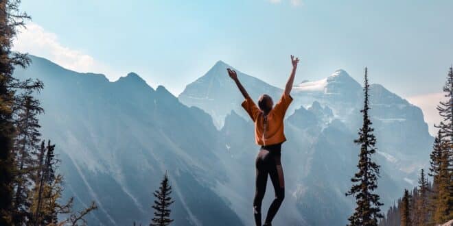 Frau vor einer Berglandschaft